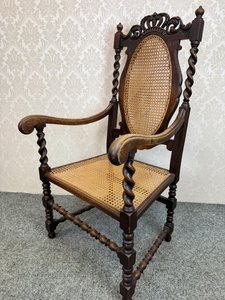 Křeslo s točenými nohami a  rákosovým výpletem