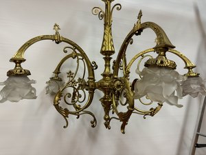 Mosazný 5ramenný lustr s květinovými stínidly a bohatými ornamenty ve stylu rokoko