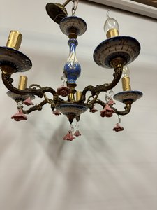 Mosazný 5ramenný lustr s modrými a růžovými detaily ve stylu romantismu