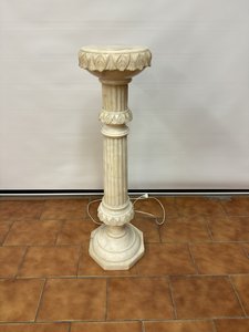 Sloupový podstavec se zdobeným hlavicovým prstencem a osvětlením