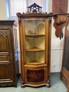 Rohová vitrína ve stylu Ludvíka XV.