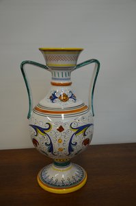 Dekorativní váza s ornamenty