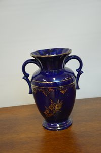 Modrá porcelánová váza  a zlatým dekorem