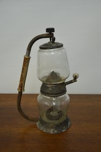 Historická petrolejová lampa s kovovým rámem a skleněnými nádobami, styl  období Rakousko-Uherska