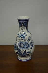 Ručně malovaná keramická váza s modrými květinovými motivy