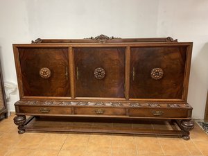 Luxusní dřevěný příborník s bohatým řezbováním a ornamenty