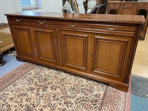 Prostorný dřevěný bufet s klasickými detaily