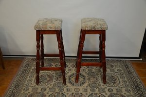 Dřevěná barová židle s polstrovaným sedákem a vyřezávanými nohami, cena za ks