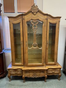Luxusní vitrína ve stylu Ludvíka XV.