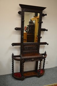 Starožitný vyřezávaný dřevěný věšák se zrcadlem a policemi, styl Renesance