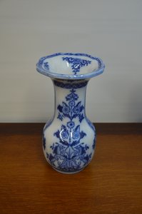 Porcelánová váza s modrým ornamentem