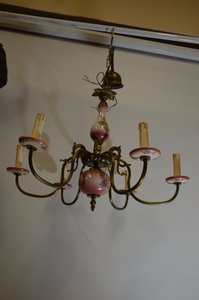 Růžový 6ramenný lustr s květinovými detaily a šesti rameny ve stylu romantismu