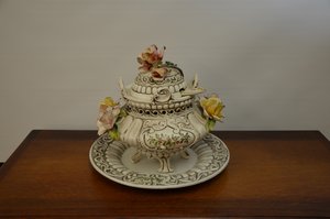 Porcelánová polévková mísa s barevnými květinami