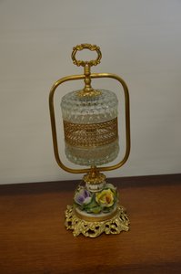 Stolní lampa je vybavena skleněným stínidlem, styl Secese