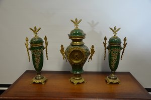 Sada stolních hodin a váz s elegantními zlatými ornamenty, styl Empír