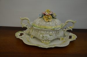 Porcelánová polévková mísa s květinovým dekorem a bohatým zdobením