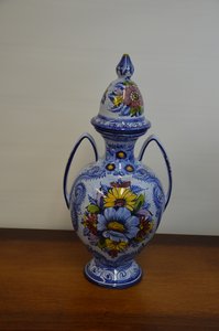 Dekorativní porcelánová váza s víkem a modro-bílým ručně malovaným vzorem