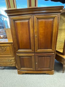 Masivní  dvoudveřová skříň s prosklenou vitrínou