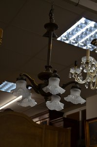 Historický lustr s pěti rameny a skleněnými stínidly v bruselském stylu