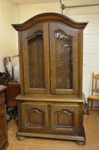 Masivní rustikální dřevěná vitrína
