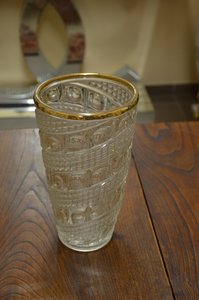 Váza s reliéfními vzory a zlatým okrajem