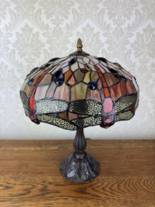 Replika stolní lampy Tiffany styl s vitrážovým stínidlem v teplých tónech a dekorem vážek
