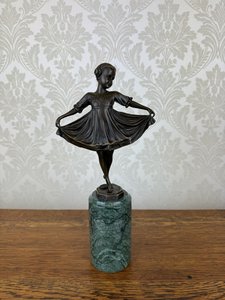 Bronzová tanečnice s roztaženými šaty na mramorovém podstavci podle návrhu Freye