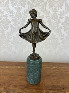 Bronzová soška mladé tanečnice podle návrhu Freye na mramorovém podstavci