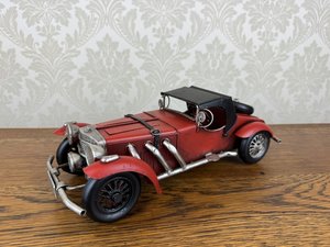 Dekorativní plechový model červeného roadsteru s černou střechou, cena za ks