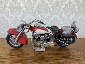 Plechový model červeného motocyklu s černými brašnami, cena za ks 