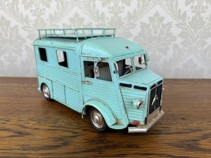 Plechový model dodávky ve světle tyrkysové barvě s nosičem na střeše, cena za ks 