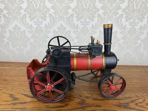 Plechový model historického parního traktoru s červenými koly a zlatými detaily, cena za ks