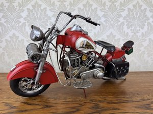 Plechový model motocyklu Indian s charakteristickou nádrží a dvojitým sedlem, cena za ks 