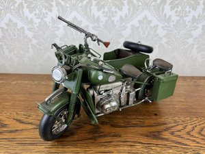 Plechový model vojenského motocyklu se sajdkárou v olivově zelené barvě s kulometem,cena za ks 