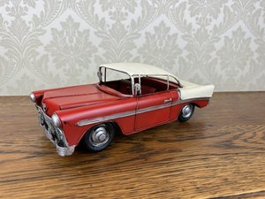 Plechový model červeno-bílého amerického vozu s výraznými křidélky, cena za ks