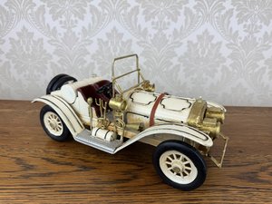 Plechový model krémového roadsteru s mosaznými detaily a otevřeným kokpitem, cena za ks 