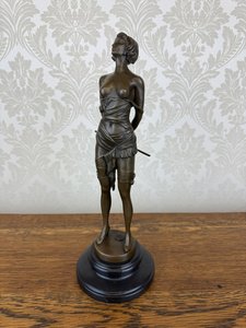Bronzová soška ženy s šátkem a podvazky na mramorovém podstavci