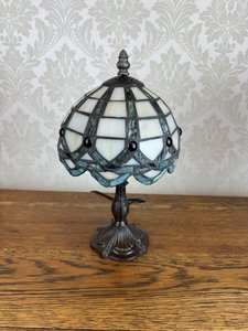 Replika stolní lampy ve stylu Tiffany s vitrážovým stínidlem