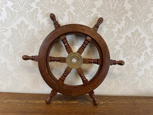 Dekorativní dřevěné lodní kormidlo s mosazným středem, cena za ks 