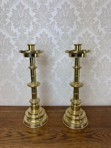 Svícen s tvarovanou střední částí, cena za ks 