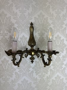 Dvouramenné nástěnné světlo z patinované mosazi 