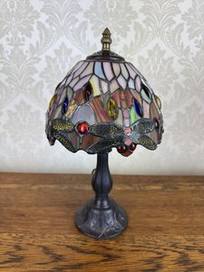 Replika stolní lampy ve stylu Tiffany s vitrážovým stínidlem a barevnými skleněnými čočkami , cena za ks