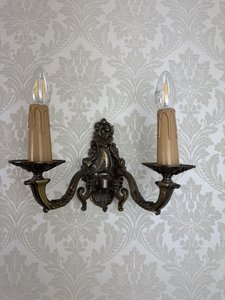 Nástěnné světlo s ornamentálními detaily pro elektrické osvětlení