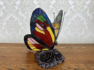 Replika stolní lampy ve tvaru motýla z barevného skla s podstavcem v podobě rozkvetlých růží cena za ks.