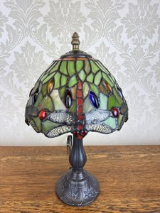 Replika stolní lampy ve stylu Tiffany s vitrážovým stínidlem v odstínech zelené, cena za ks