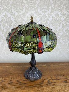 Replika stolní lampy s vitrážovým stínidlem v zelených tónech a motivem vážek, cena za ks