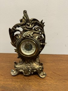 Malé ozdobné stolní hodiny, styl Rokoko