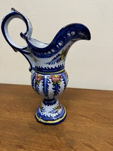 Ornamentální modrobílý porcelánový džbán s podstavcem a zdobeným uchem