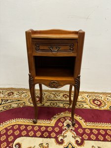 Rustikální stolek s pěti zásuvkami a prostornými dvířky