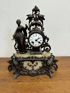 Ozdobné stolní hodiny s figurální dekorací